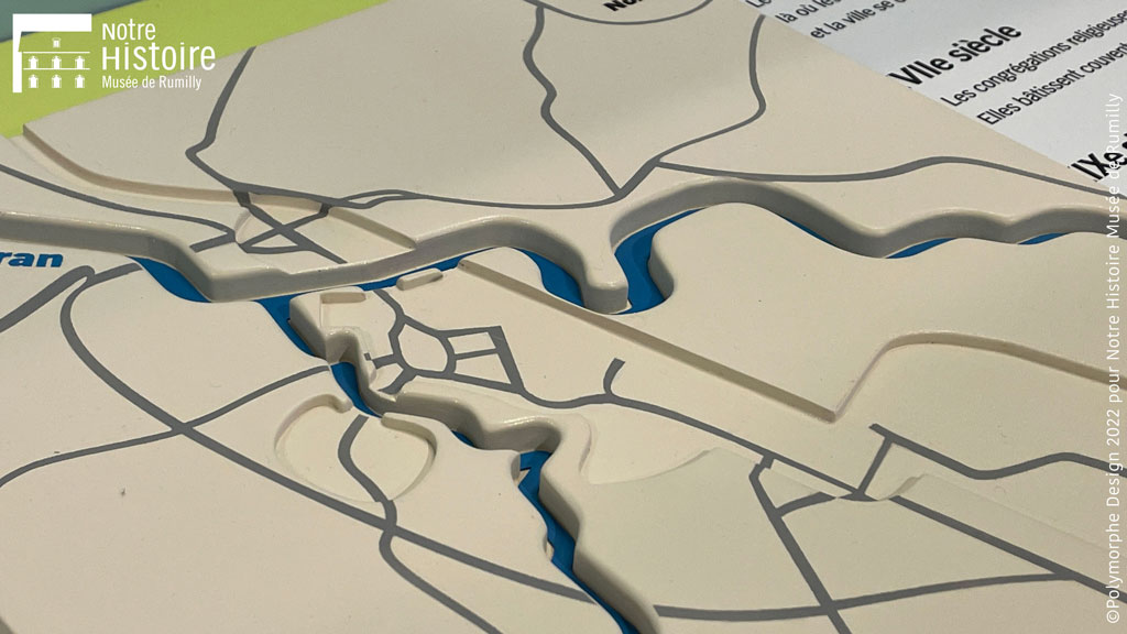 le plateau de jeu représente tactilement le territoire sans la ville : uniquement les 2 rivières (en creux) qui se rejoignent.