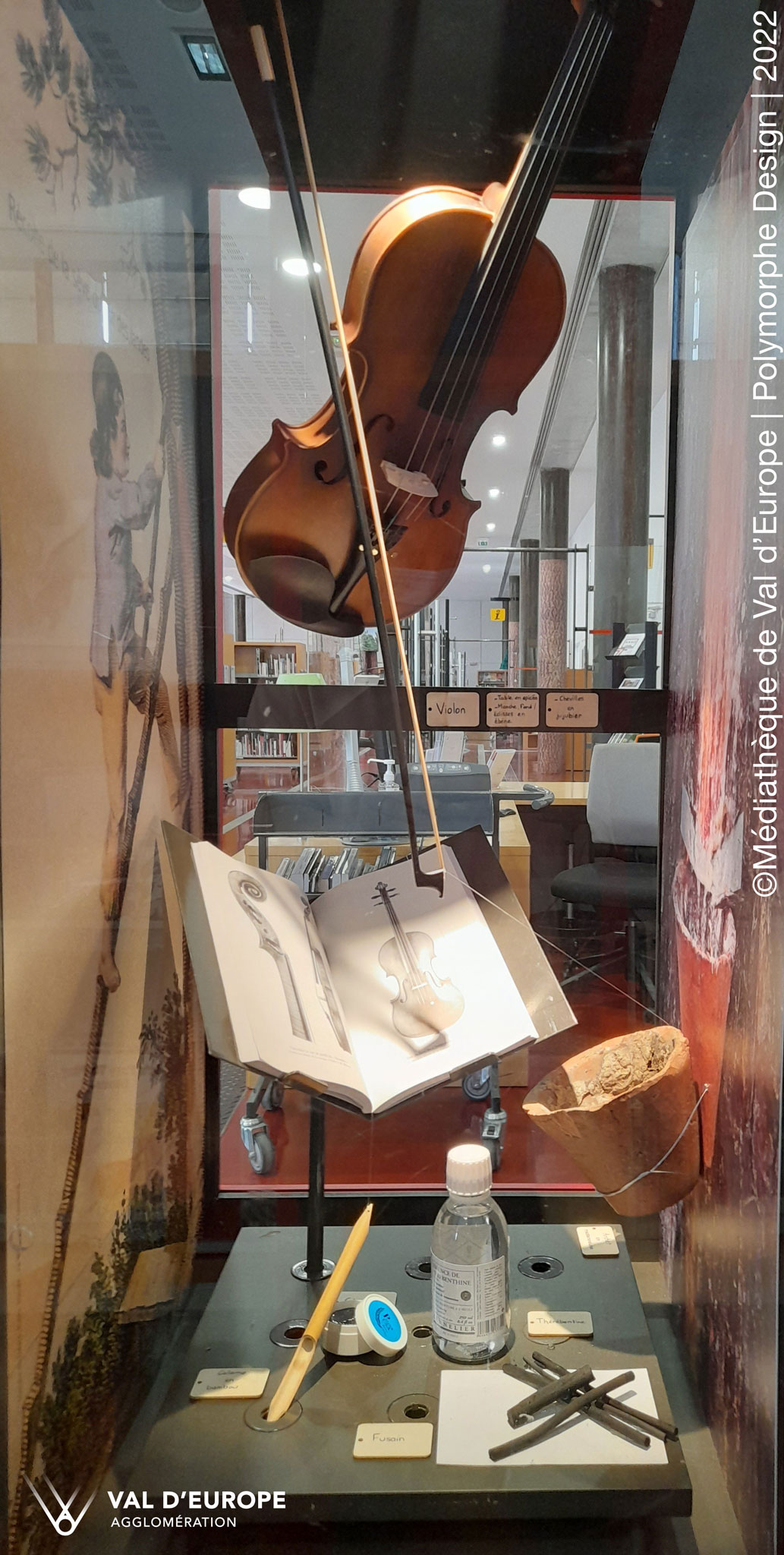 Le violon, l'archet et la colophane pour présenter les variétés d'essences de bois utilisés en lutherie.