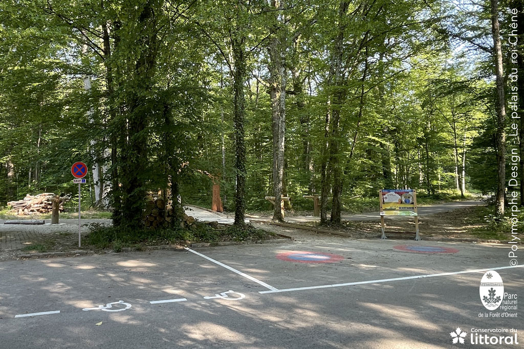 Photo de l'espace piétonnisé au départ du sentier sur le parking de la maison du parc naturel régional de la Forêt d'Orient.