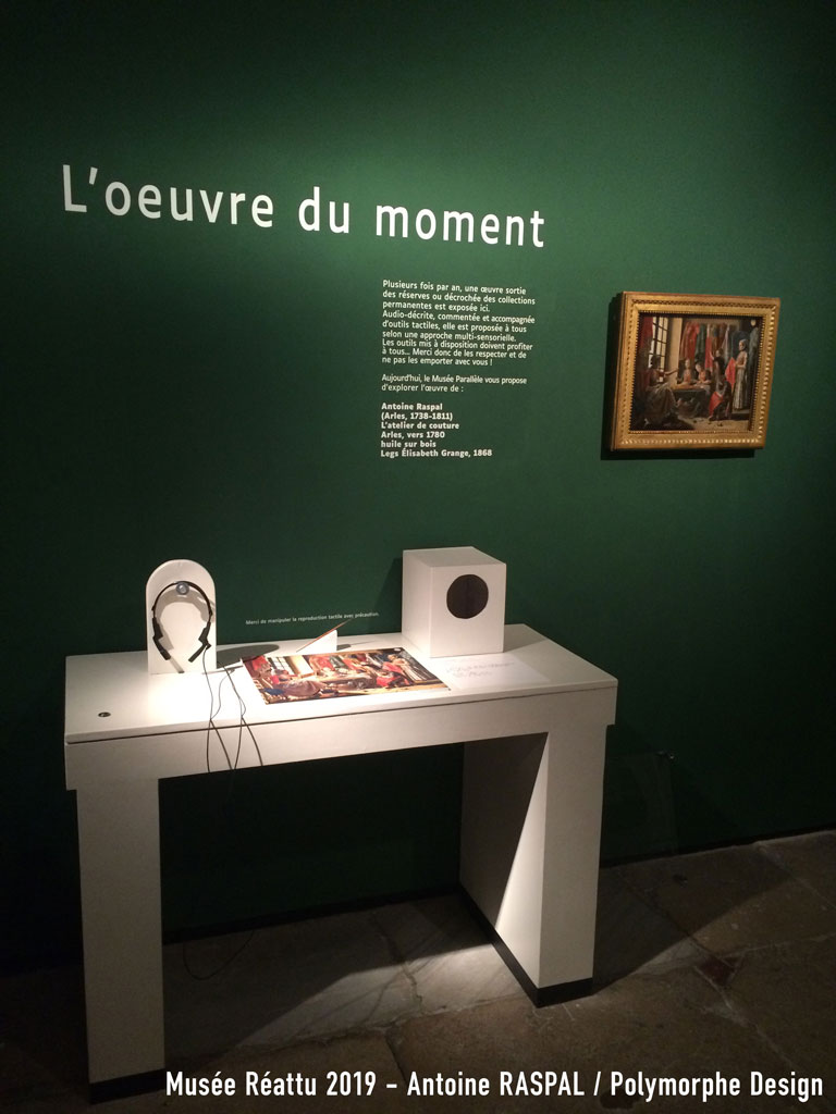 Dispositif multi-sensoriel : image tactile, objets  toucher, audiodescrption